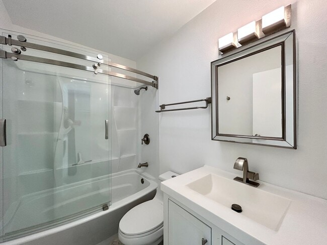 Foto del edificio - AVAILABLE NOW!! Charming Modern 1 Bedroom - Bathroom  in Palm Springs !