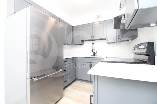 Foto del edificio - 745 W McMurray Blvd