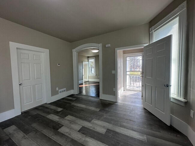 Foto del edificio - Large Open Concept 5BR/2BA Rent to Own Home with Office