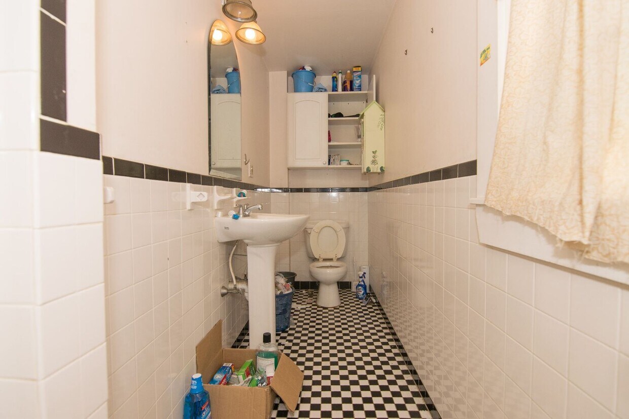 Building Photo - Large Unit in Lower Allston. Eat-in Kitchen, Big Bedrooms, Easy Street Parking