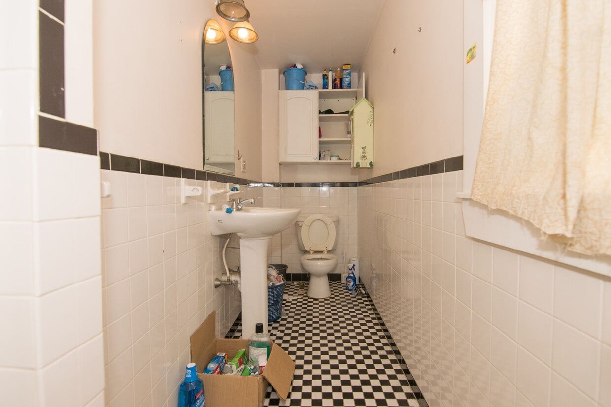 Foto del edificio - Large Unit in Lower Allston. Eat-in Kitchen, Big Bedrooms, Easy Street Parking