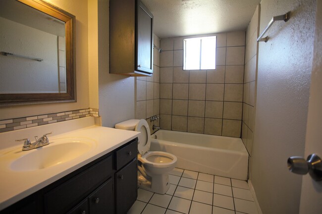 Foto del edificio - 2 Bed 1 Bath Duplex - Remodeled!