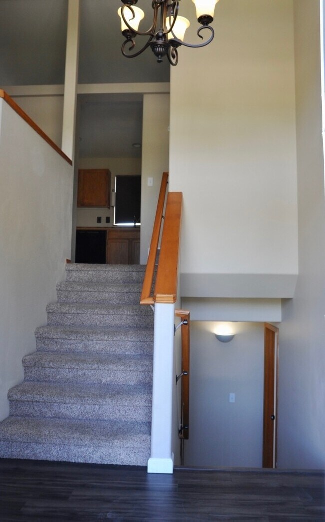 Foto del edificio - 4 bed 2.5 bath with 2nd living room, A/C &...