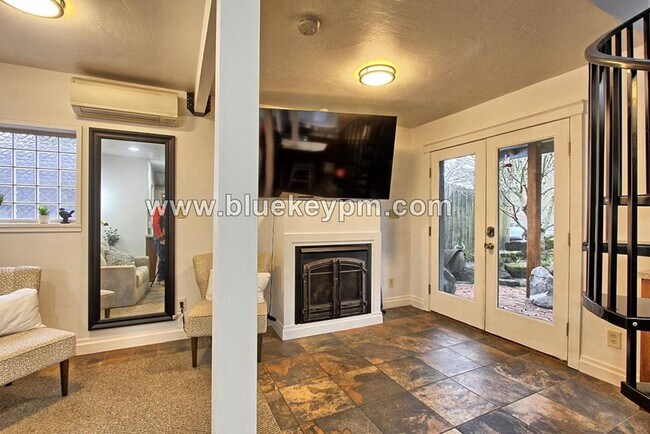 Building Photo - 2 Bed, 1.5 Bath Home with Spiral Staircase...