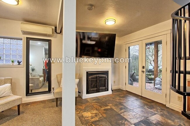 Foto del edificio - 2 Bed, 1.5 Bath Home with Spiral Staircase...