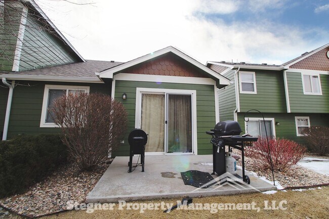 Foto del edificio - Beautiful 2 Bed 1 Bath Townhome in N.E. Ft. Collins with attached garage!