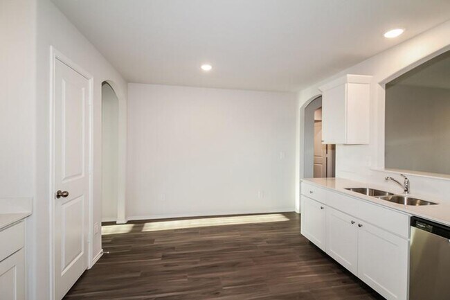 Foto del edificio - 2000 Redwood Ln