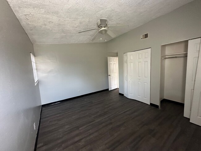 Building Photo - Nice three bedroom one bath