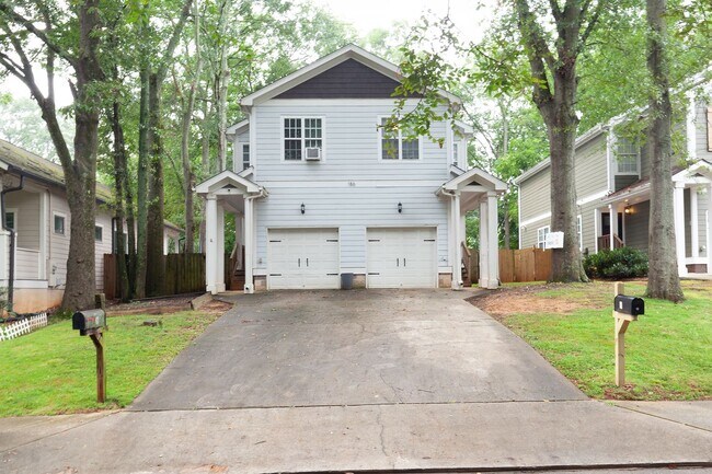 Foto del edificio - 3bd/2ba Duplex Unit w/ Garage in Ideal Loc...