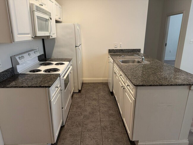 Building Photo - Large 2 Bed/1 Bath Apartment in The Victor...