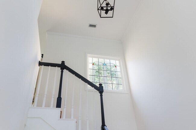 Building Photo - Available 08/20!  3 Level home 3 BD/ 2.5 BTH