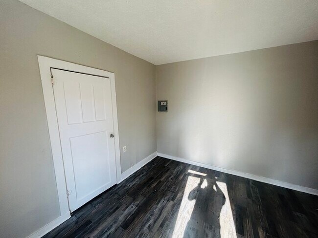 Building Photo - Nice, renovated 3/2 house ready to move in