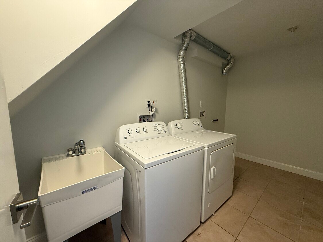 Foto principal - 2345 E 1st St