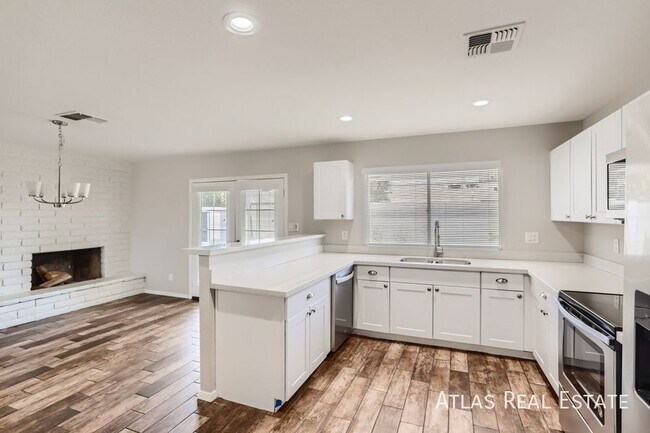 Building Photo - $500 Off Move-In Costs and 6 WEEKS FREE RE...
