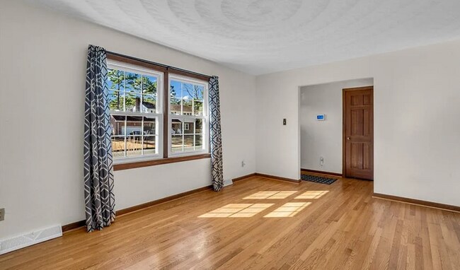 Foto del edificio - 561 Summit Ridge Dr