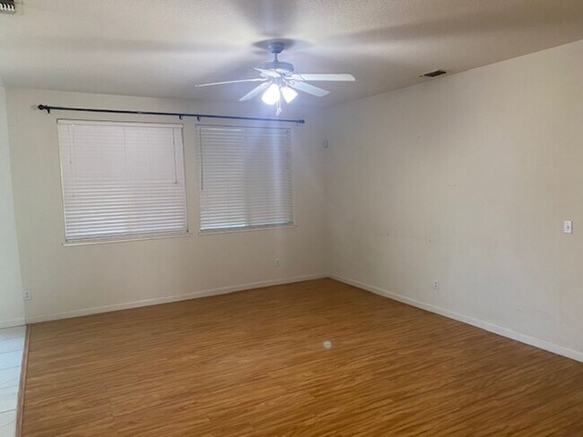 Building Photo - Available now!  Beautiful 4 bed/3 bath hom...