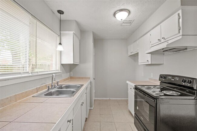 Foto del edificio - 15011 Tipcrest St