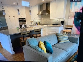 Well-Equipped Cook's Kitchen - 4945 Mansfield St