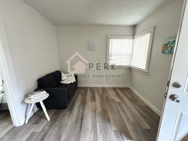 Building Photo - 1 Bed / 1 Bath Parkland Cottage