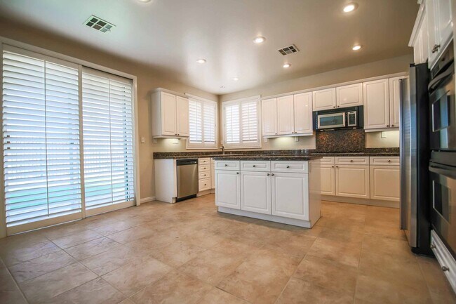 Foto del edificio - INCREDIBLE 4 BEDROOM IN GUARD GATED COMMUN...