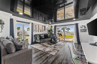 Building Photo - 8743 Thomas Dr