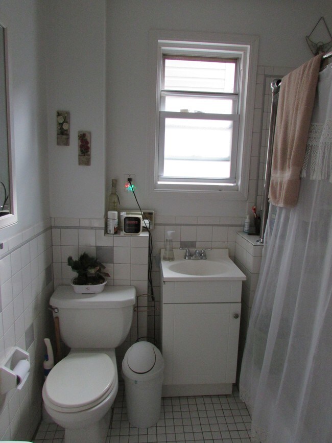 215 - 2542 22nd St