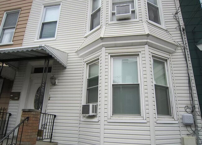 Foto del edificio - 158 Hopkins Ave