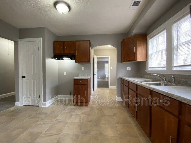 Building Photo - 685 E Davant Ave