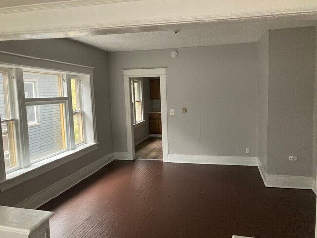 Foto del edificio - 159-161 Conkey Avenue