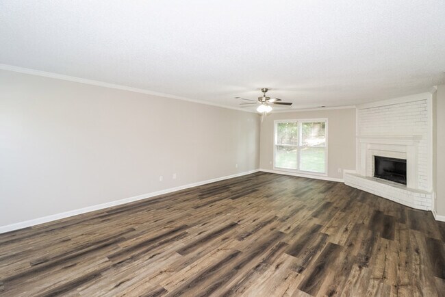 Foto del edificio - 8821 Chimneyrock Blvd.