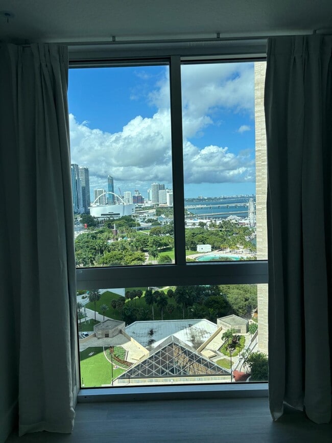 Foto del edificio - 950 Brickell Bay Dr