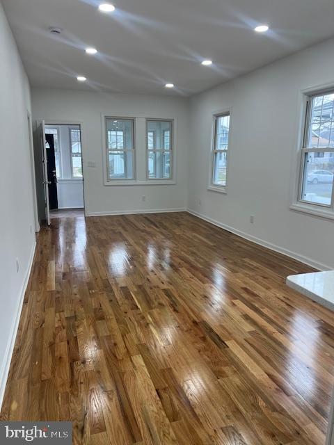 Foto del edificio - 724 Willitts Ave