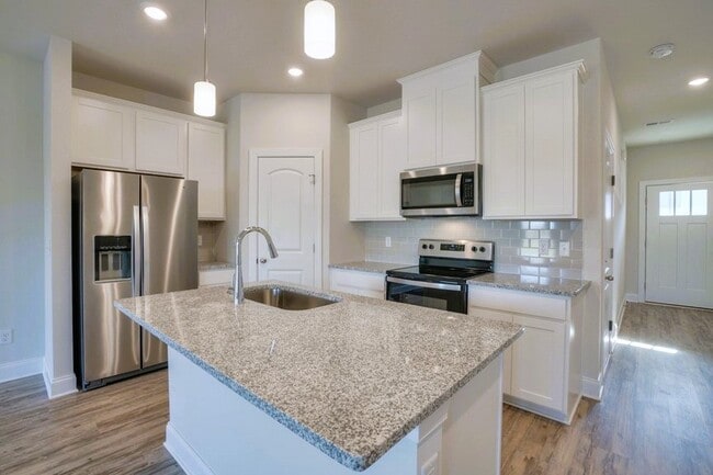 Building Photo - 1259 W End Station Dr
