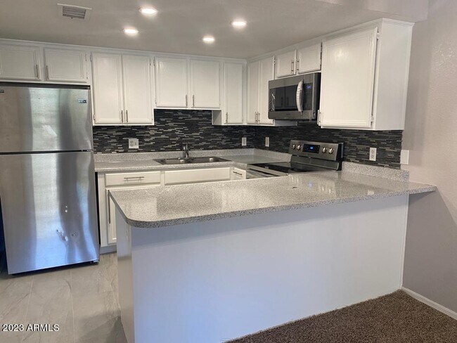 Building Photo - 909 S Siesta Ln