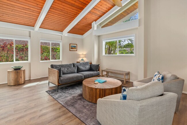 Building Photo - Beautifully Furnished 3 Bedroom 2 Bath Pri...