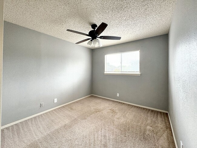 Building Photo - Cozy Townhome in Vista View