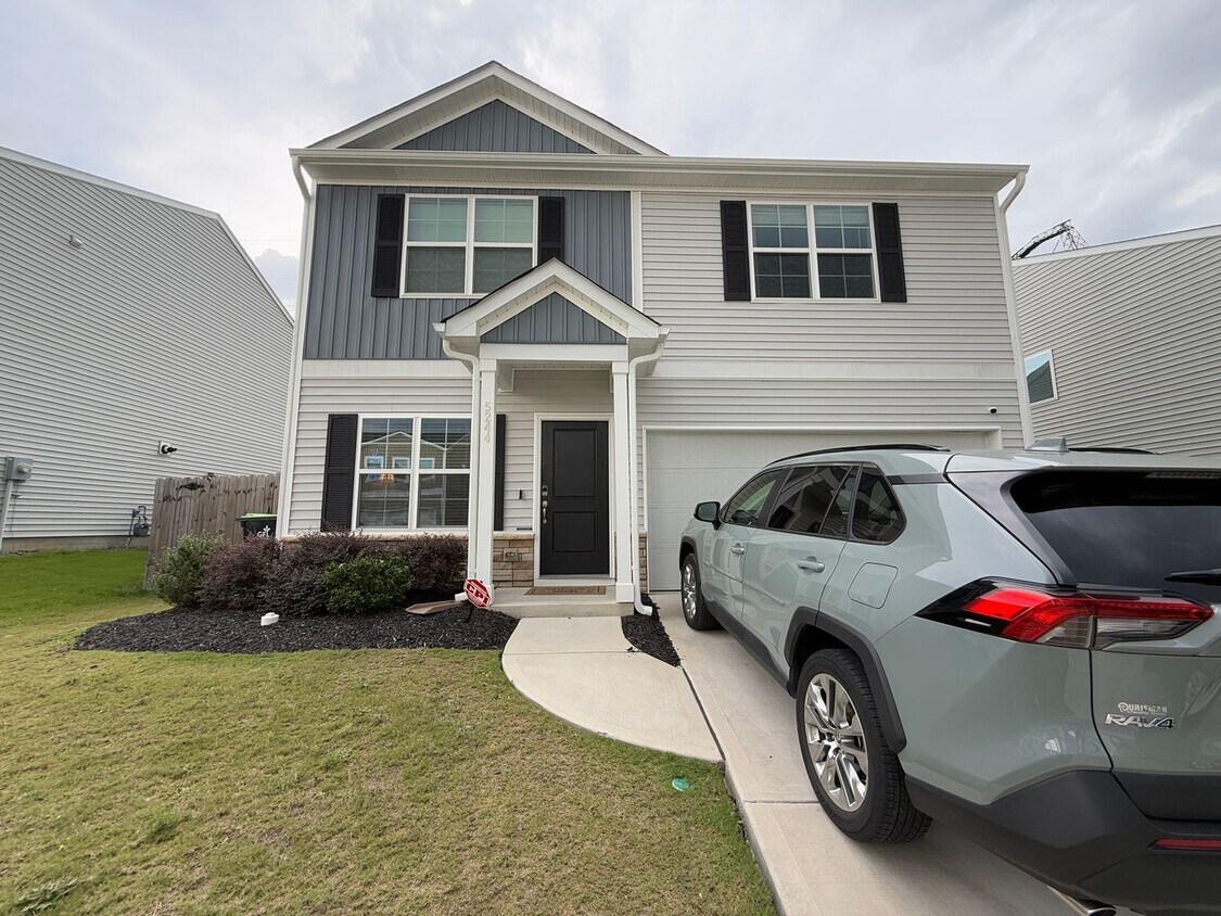 Foto principal - Modern 4BD, 2.5BA Knightdale Home with a F...