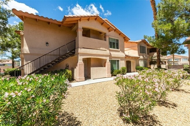 Building Photo - 350 S Durango Dr