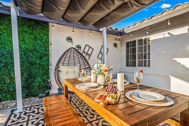 Building Photo - Stylish 5BR Retreat w/ Refreshing Pool