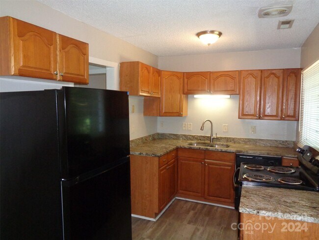 Foto del edificio - 4052 Hiddenbrook Dr