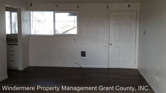 Building Photo - 624 E Nelson Rd