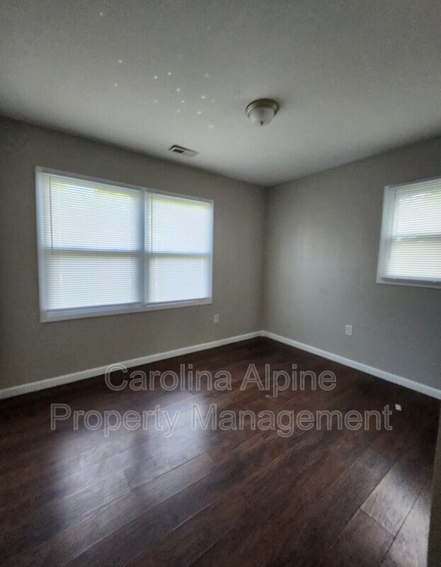 Building Photo - 509 E Holly St