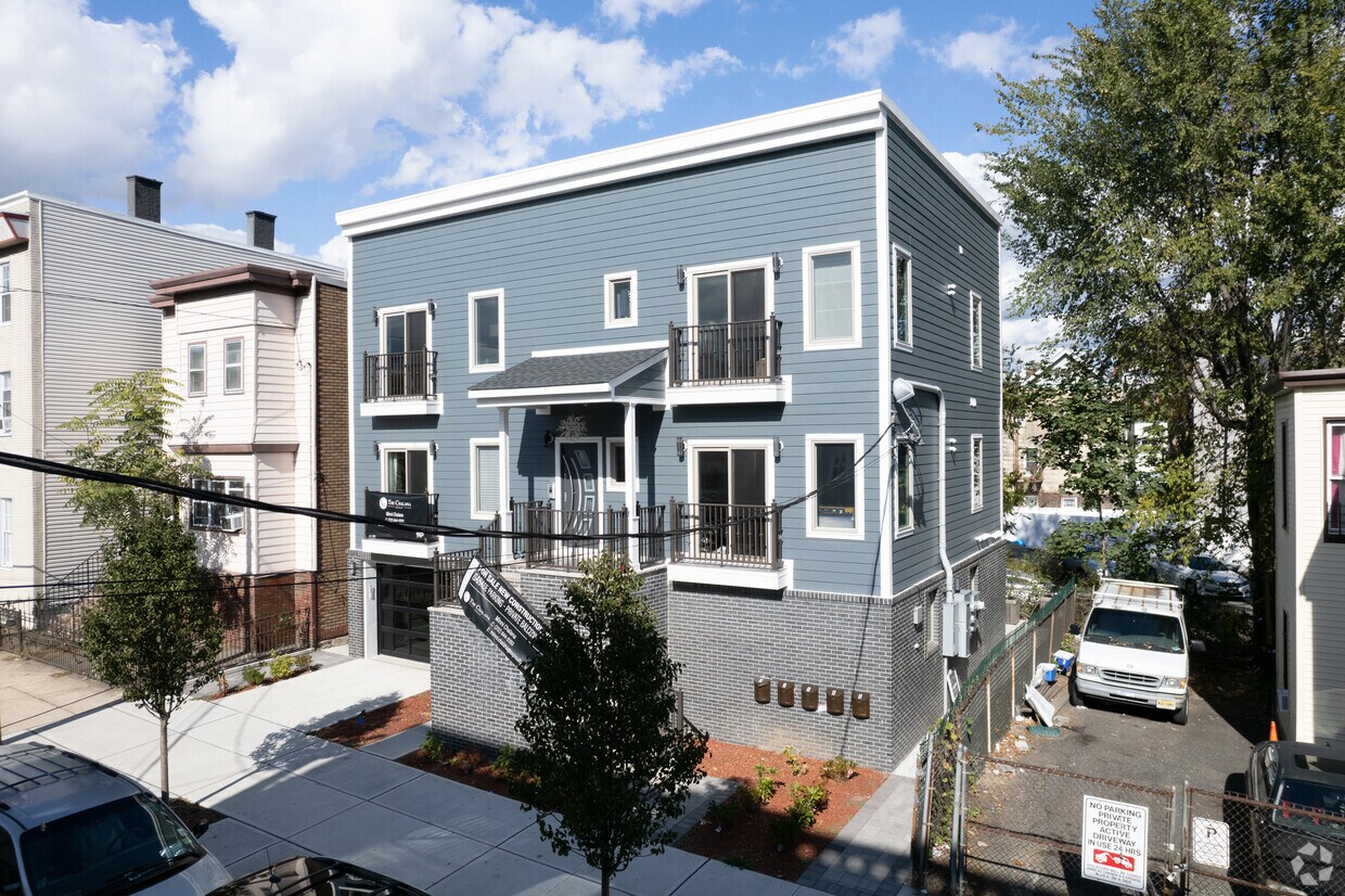 Primary Photo - 66 Poplar St