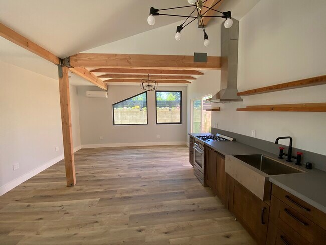 Amplio salón con acceso directo a un patio soleado. - 3605 Helms Ave