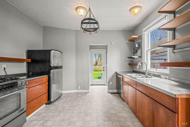 Foto del edificio - 626 NE Russell St