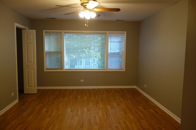 Living Room - 1727 W Roscoe St
