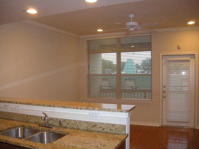 Foto del edificio - PRE-LEASE NORTH CAMPUS LUXURY 3 BEDROOM AUGUST