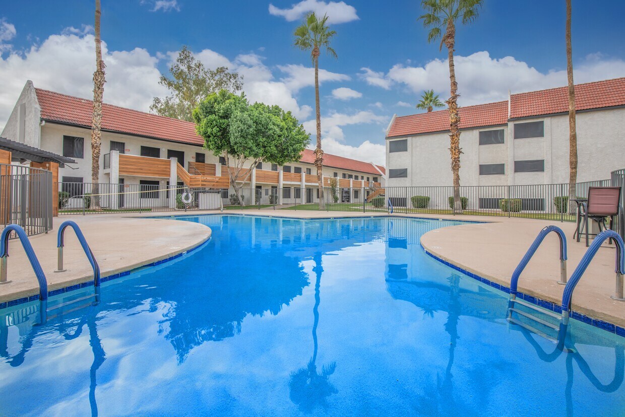 Tides on East Broadway Apartments in Tempe, AZ