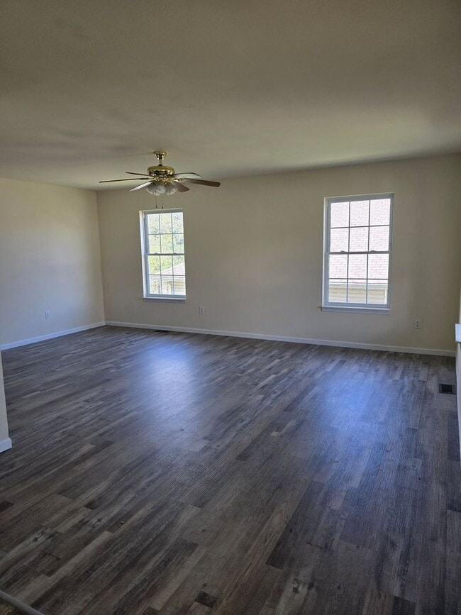 Building Photo - Beautiful Move in ready House!