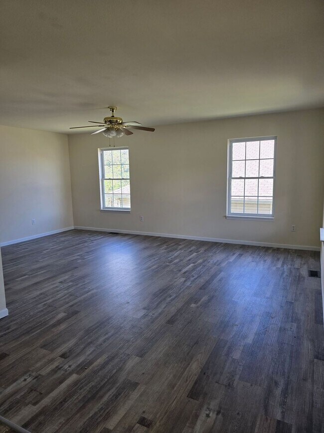 Foto del edificio - Beautiful Move in ready House!